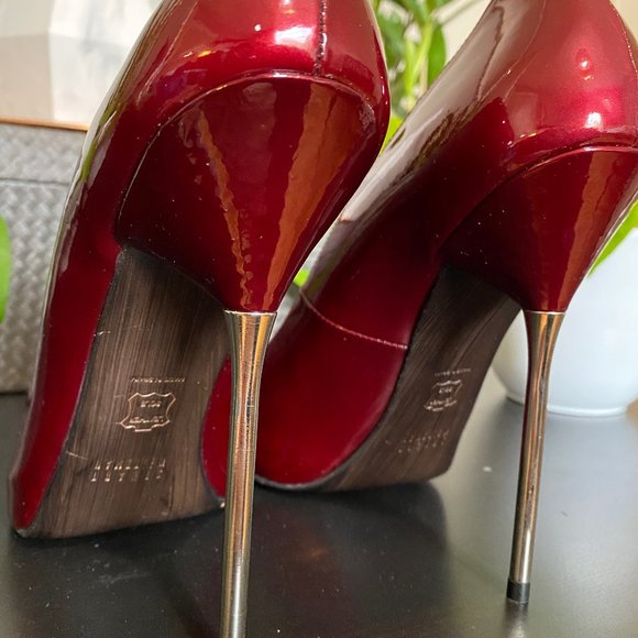 Stuart Weitzman Dagger Pump (Size 9) - Picture 7 of 11